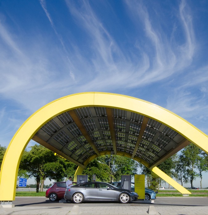 Photo of the fastned’s fast charging stations with solar panels on the roof