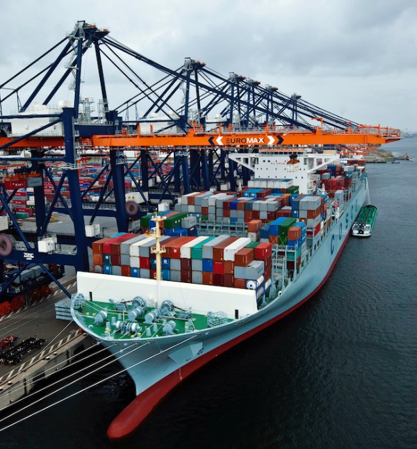 Picture of a ship with containers at the container terminal Rotterdam