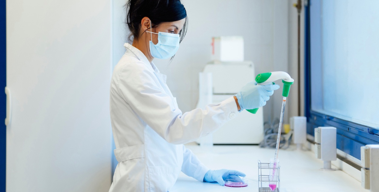 woman doing her job as a researcher in a laboratory