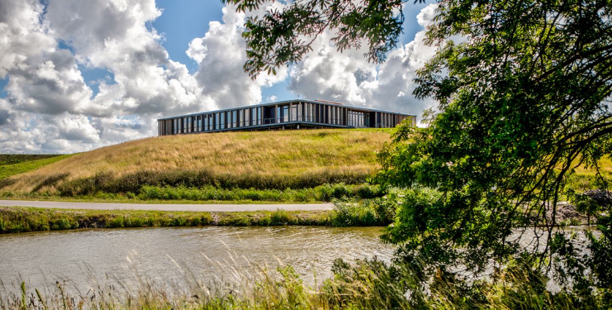 Landscape picture in Friesland with a building in the back. 