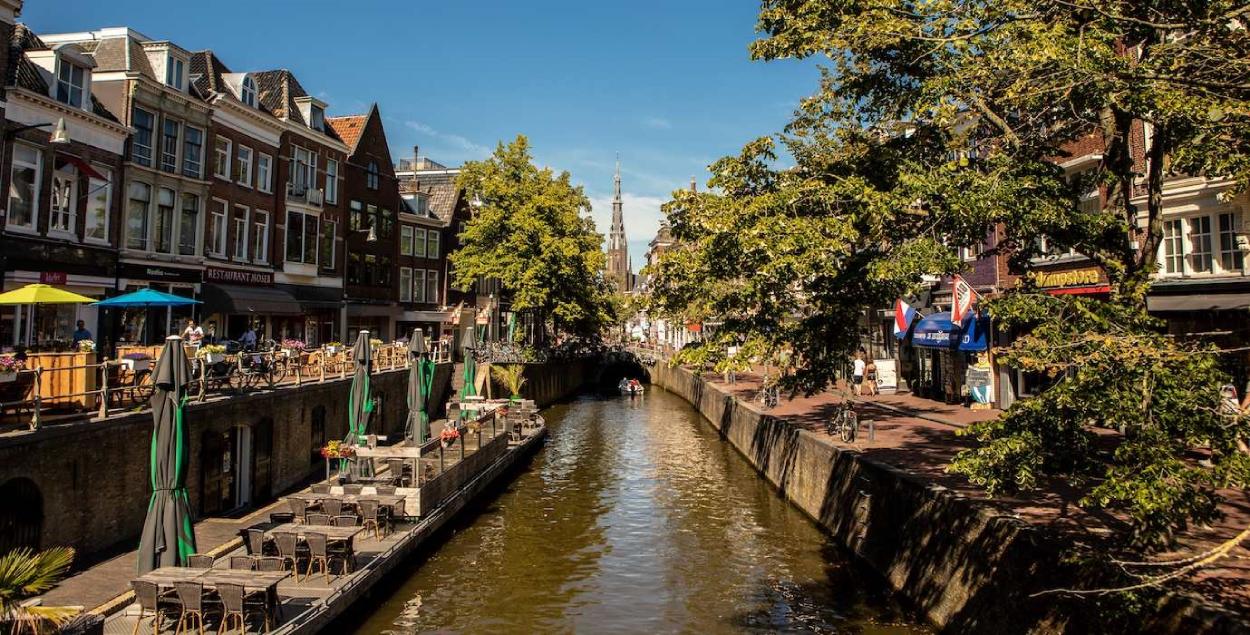 A citiy center with canals in Friesland. 