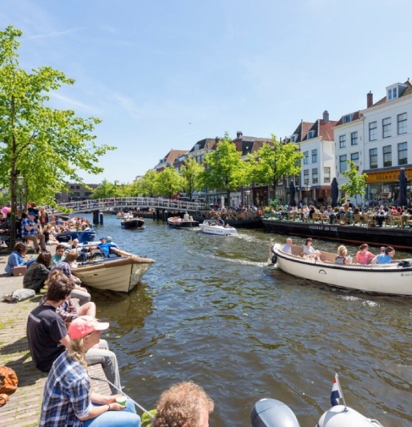 Leiden gezellige drukte op de nieuwe rijn en botermarkt